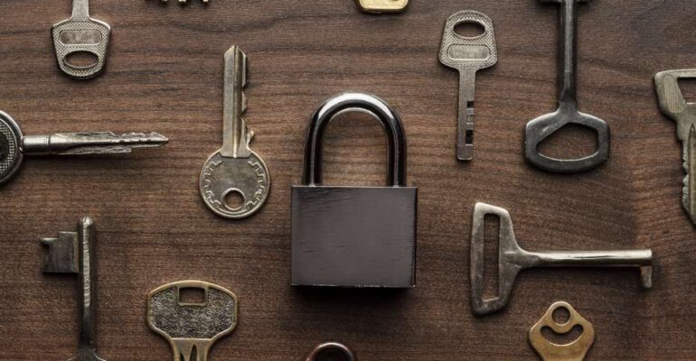 identifica las partes de una cerradura convencional