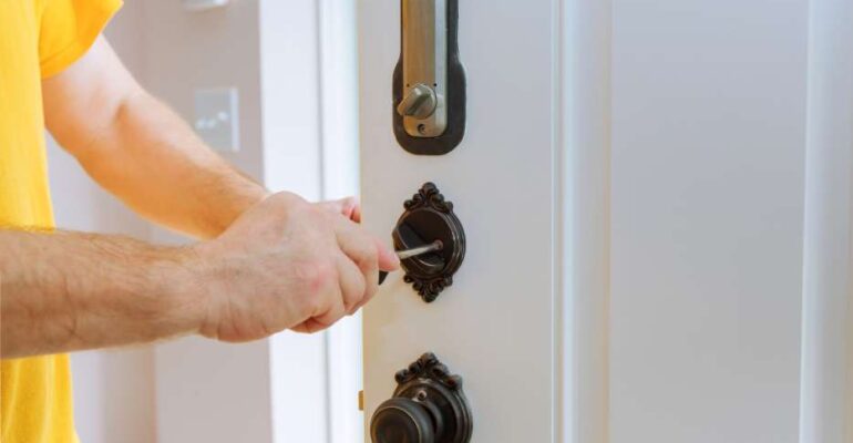 saca una llave rota de una cerradura